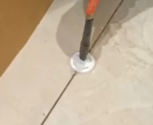 娄星瓷砖空鼓维修公司专业解答瓷砖在铺贴过程中，如果没有涂抹均匀到位的粘结材料（如水泥砂浆或瓷砖胶），可能会导致以下问题